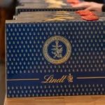 瑞士投资者的怪异Flex是一个装满巧克力的蓝色公文包