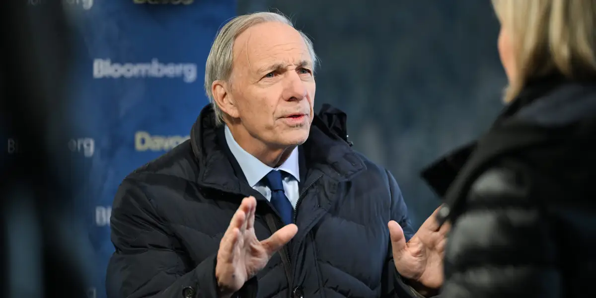随着利率上升，雷·达利奥 (Ray Dalio) 做空债务，大举买入黄金
